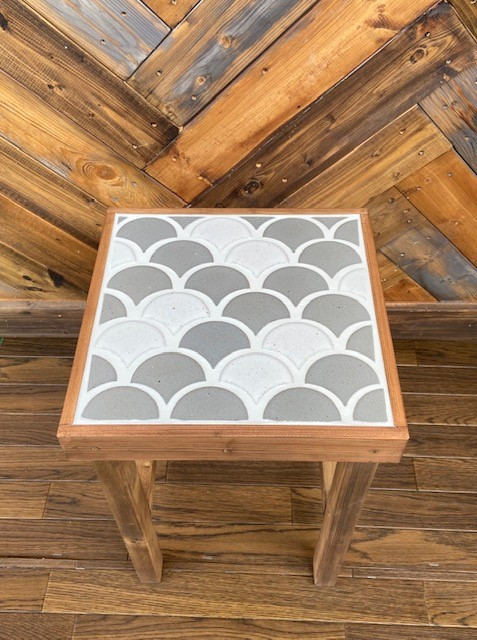 サイドテーブルにもなるタイル張りスツール　波紋シリーズ