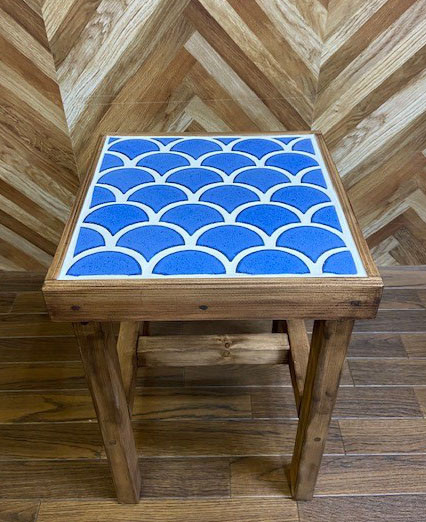 サイドテーブルにもなるタイル張りスツール波紋　ナマコ